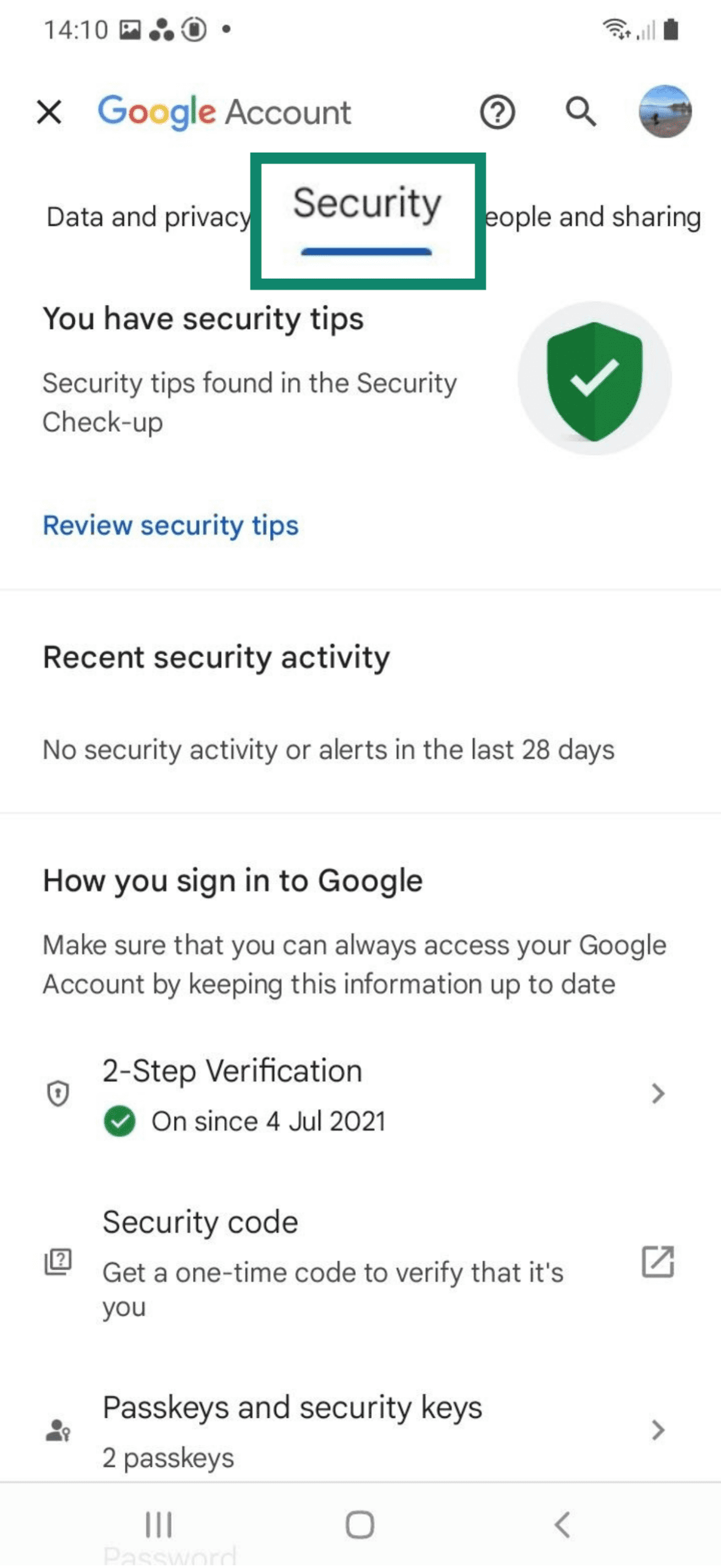 Desliza el dedo hacia la pestaña Seguridad en Android.