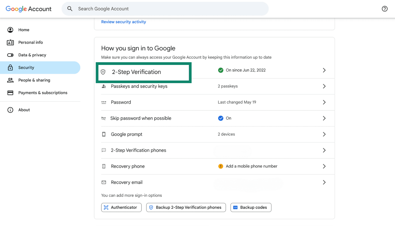 Configuración de seguridad de la cuenta de Google que muestra la verificación en dos pasos como habilitada.