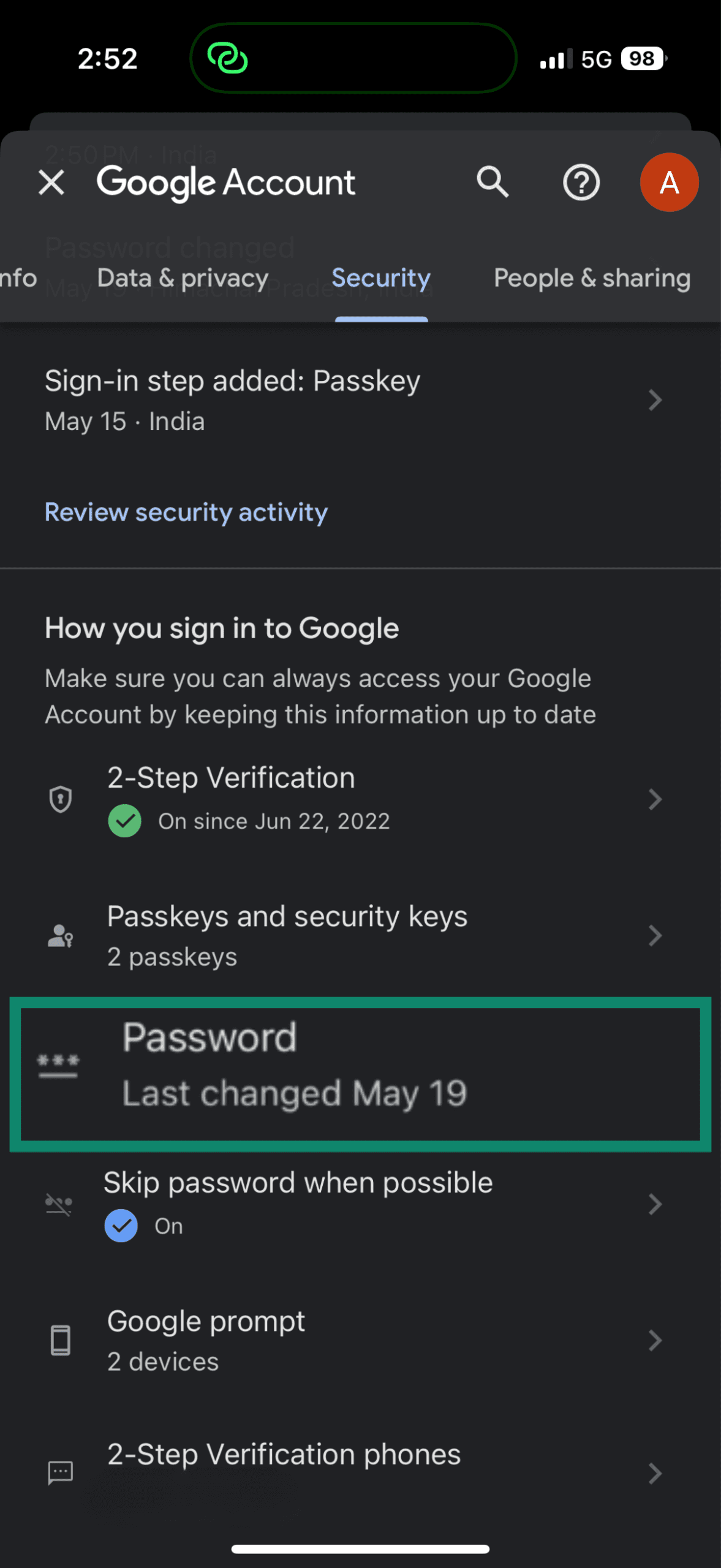 Configuración de seguridad de la cuenta de Google en el móvil que muestra la contraseña y el estado de la verificación en dos pasos.