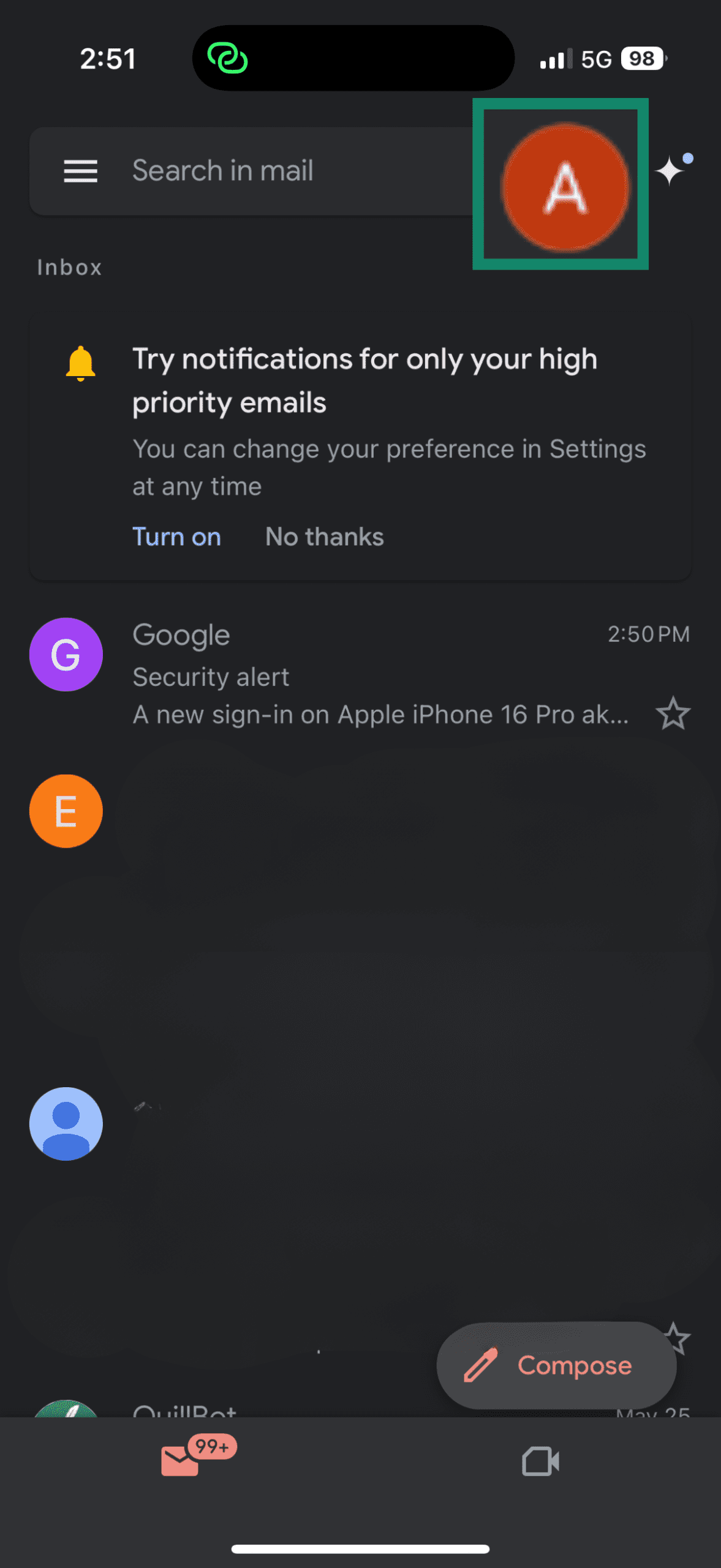 Interfaz de la aplicación de Gmail en iPhone que muestra el icono del perfil de usuario en la esquina superior derecha.